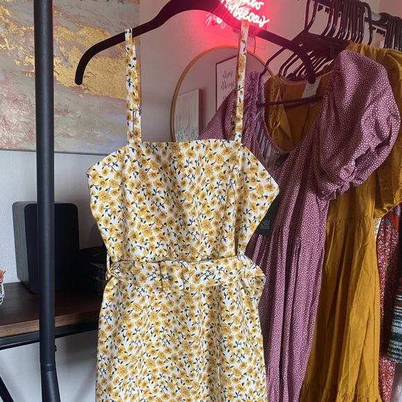 Floral dress 🌼 - Picture 3 of 3